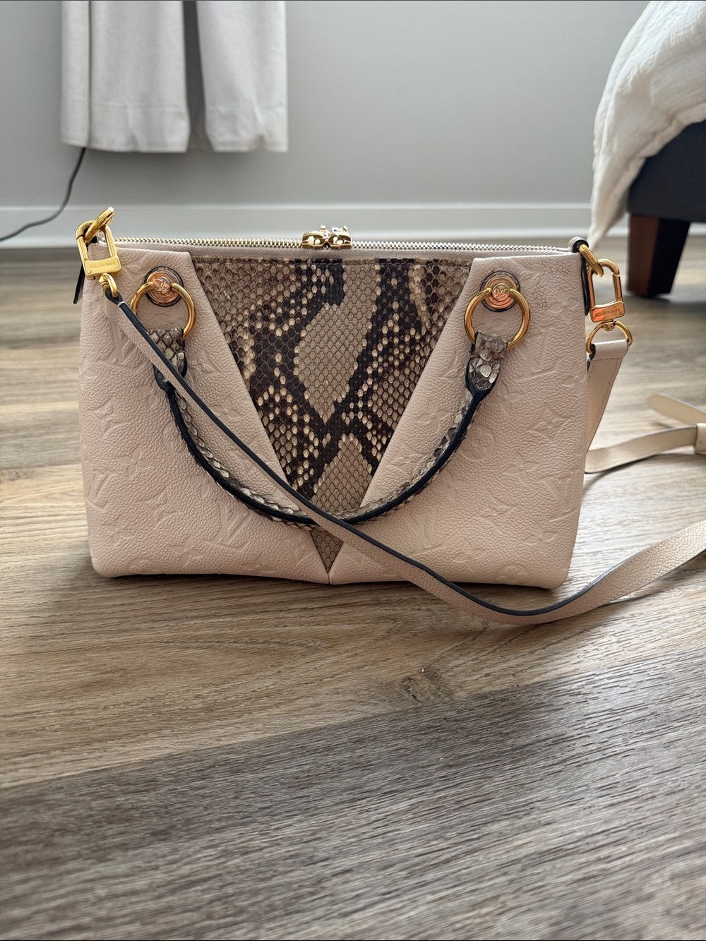 Louis Vuitton python and beige crossbody with gold hardware - Picture 7 of 16